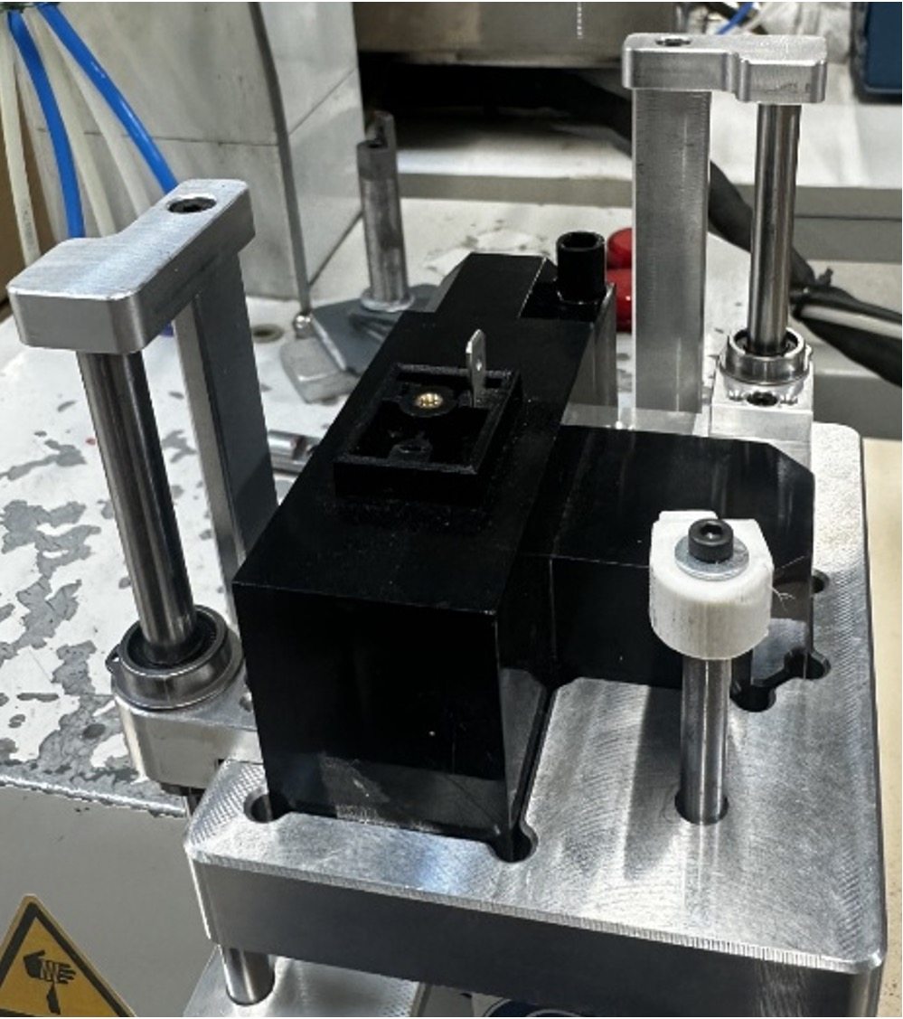 Système d'insertion de cosses monté sur machine